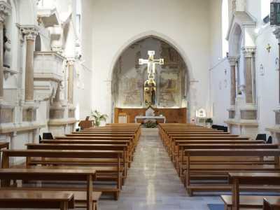 L�interno, che vanta un maestoso arco ogivale e un ampio abside...